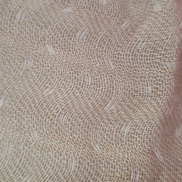 Lovely understated reversible scarf - Picture 5 of 7